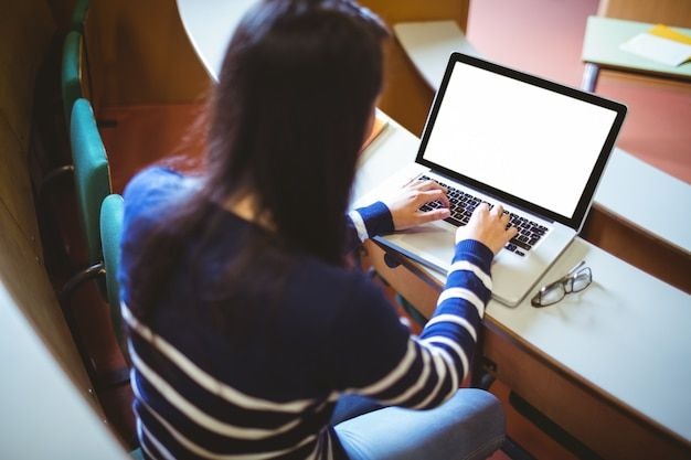 Étudiant international gérant ses démarches administratives pour vivre en France validation de visa et ouverture de compte bancaire.