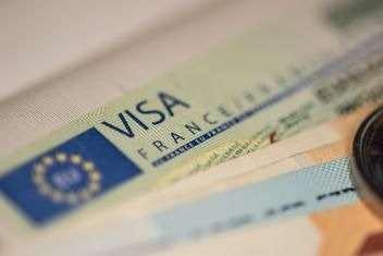 Visa étudiant français dans un passeport, démarches pour étudier en France